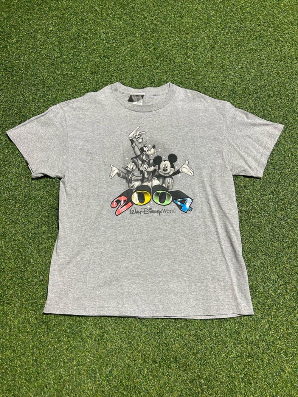 Vintage Y2K 2004 Mickey Mouse Disney tee